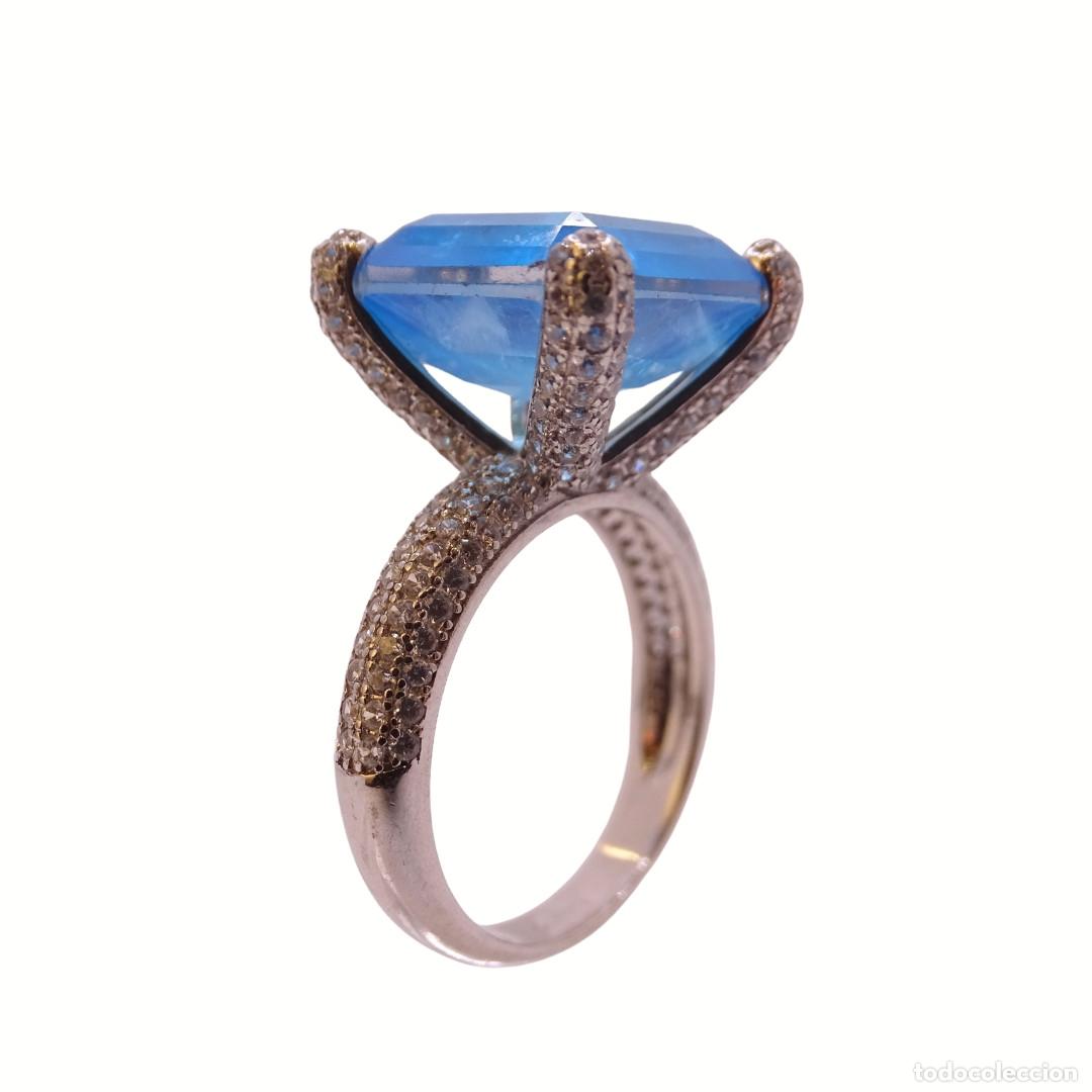 Joyeria: Sortija / Anillo solitario, gran topacio azul, plata de ley 925, s. XXI &ndash; Italia