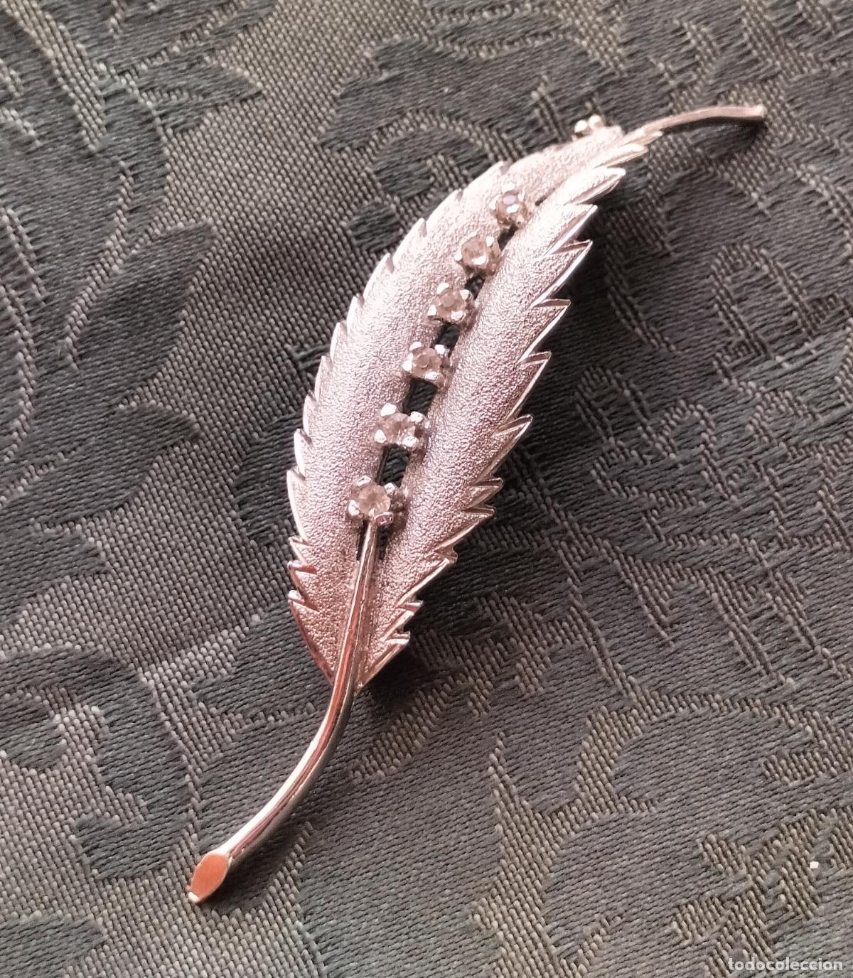 Schmuck: BROCHE DE METAL PLATEADO CON CRISTALES FACETADOS.