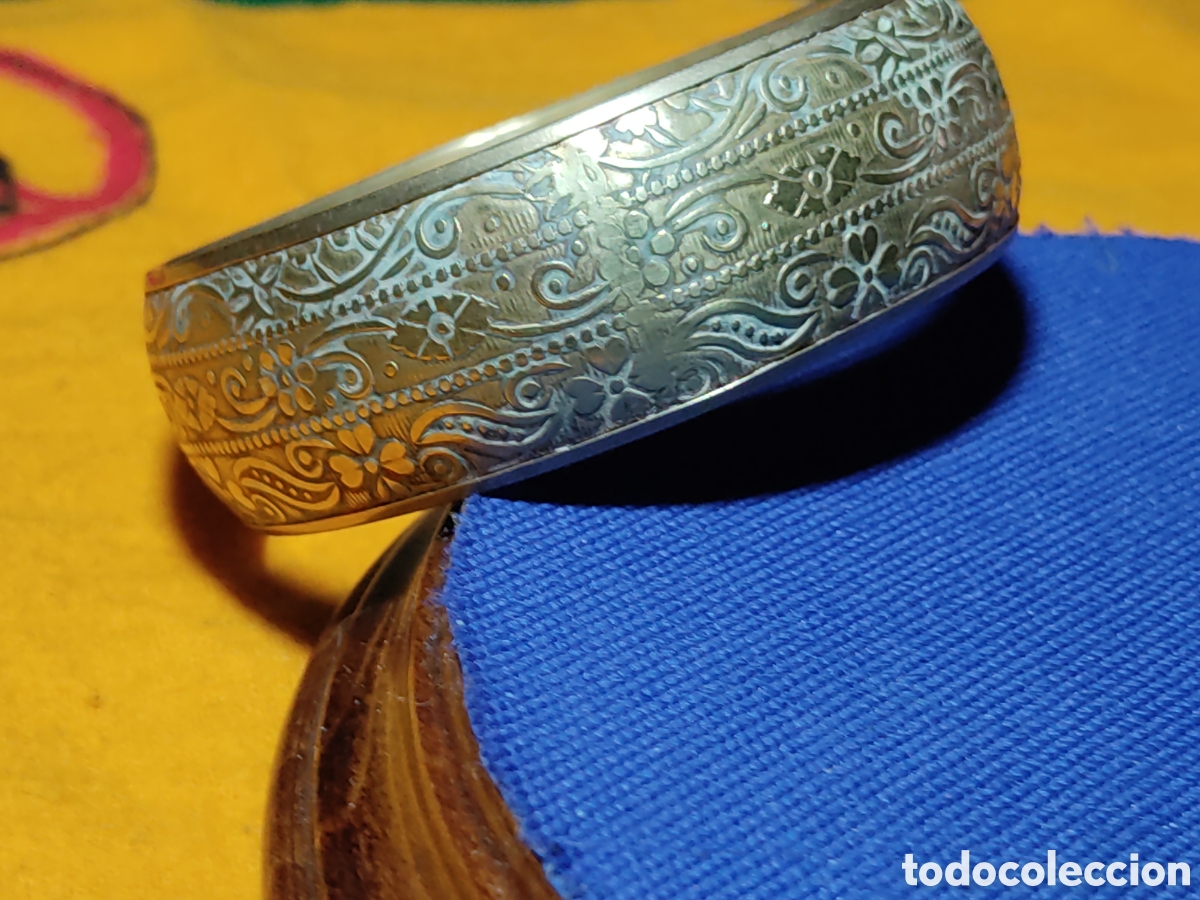Joyeria: Antigua Pulsera & Brazalete de lat&oacute;n repujado.*T*