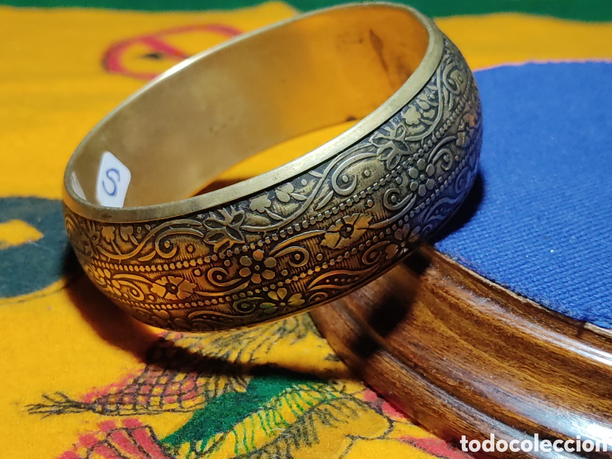 Joyeria: Antigua Pulsera & brazalete de lat&oacute;n repujado.*S*