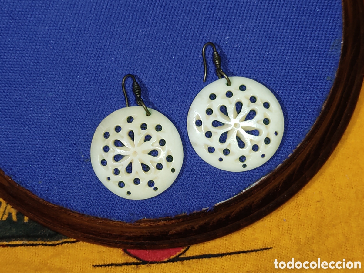 Joyeria: Pendientes de hueso tallado,a&ntilde;os 70.