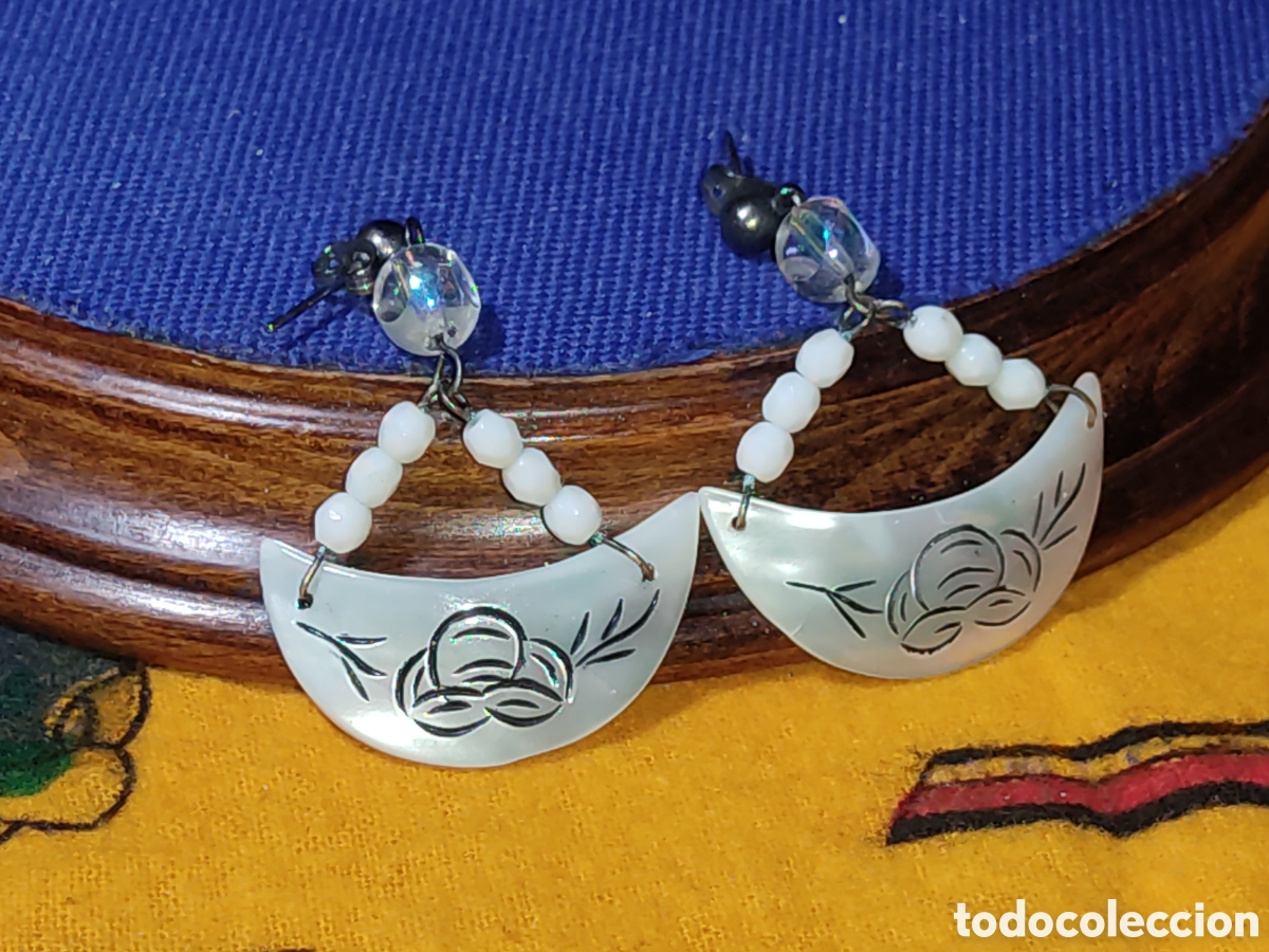 Joyeria: Pendientes de concha de n&aacute;car tallada con cristal y opalina blanca.A&ntilde;os 70.