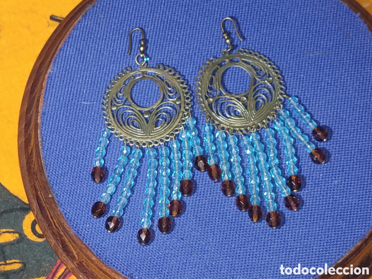 Joyeria: Pendientes largos artesanales de lat&oacute;n y cristal.