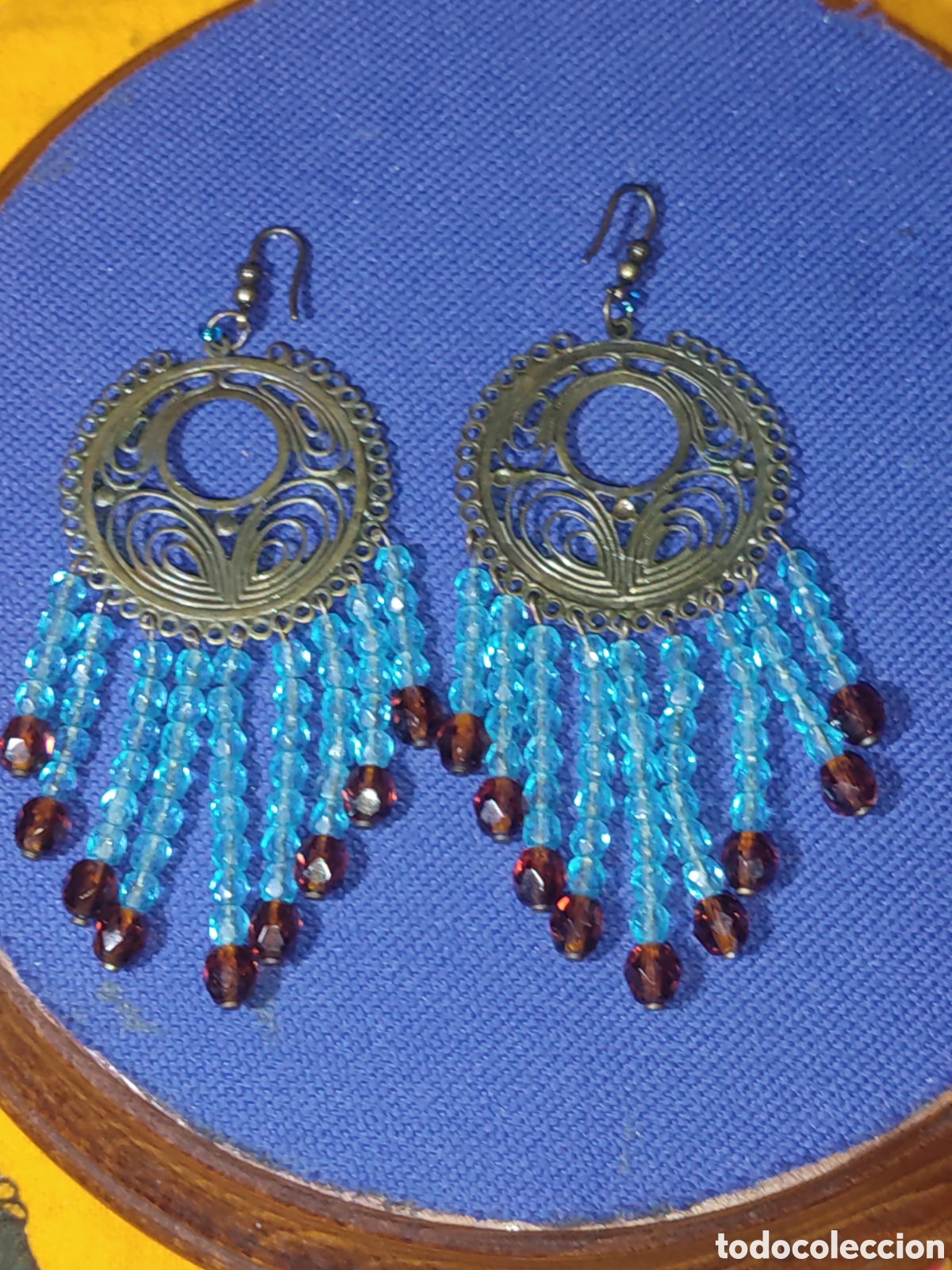Joyeria: Pendientes largos artesanales de lat&oacute;n y cristal. - Foto 2
