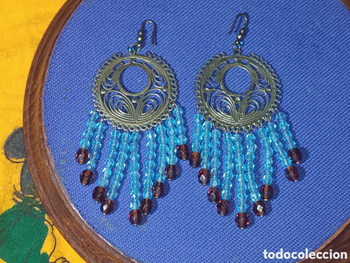 Joyeria: Pendientes largos artesanales de lat&oacute;n y cristal.
