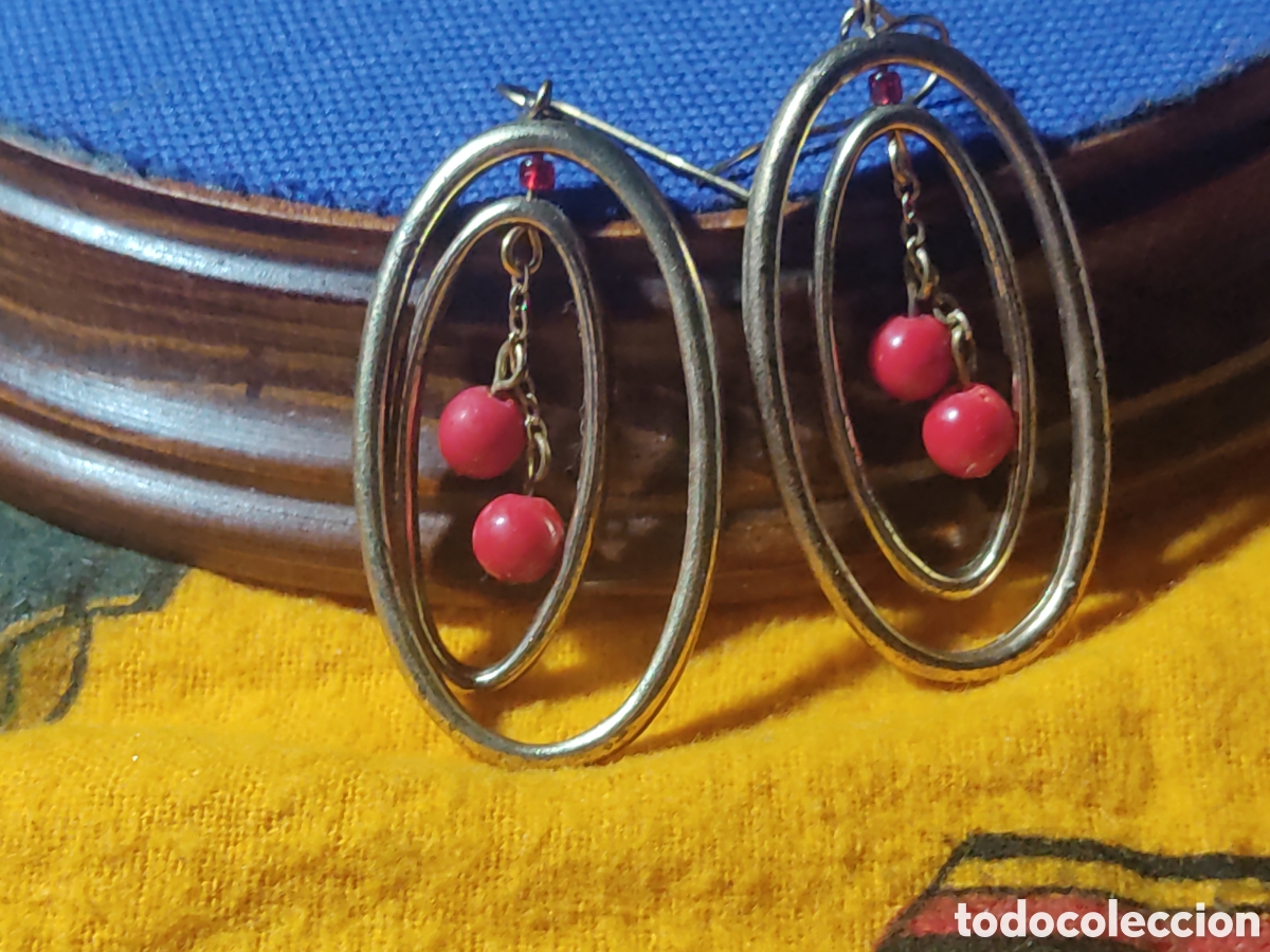 Joyeria: Antiguos pendientes dorados giratorios con bolitas de coral o cristal.