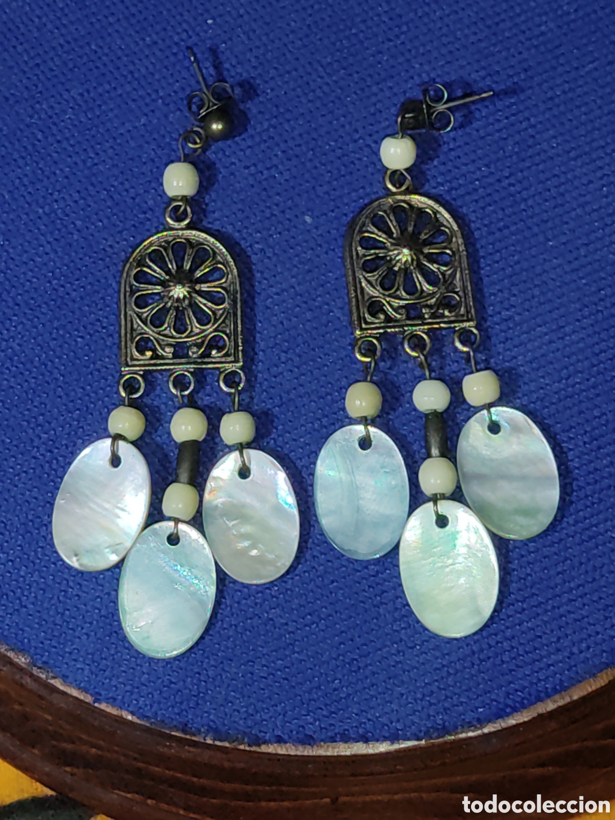 Joyeria: Antiguos pendientes de lat&oacute;n y n&aacute;car. - Foto 2