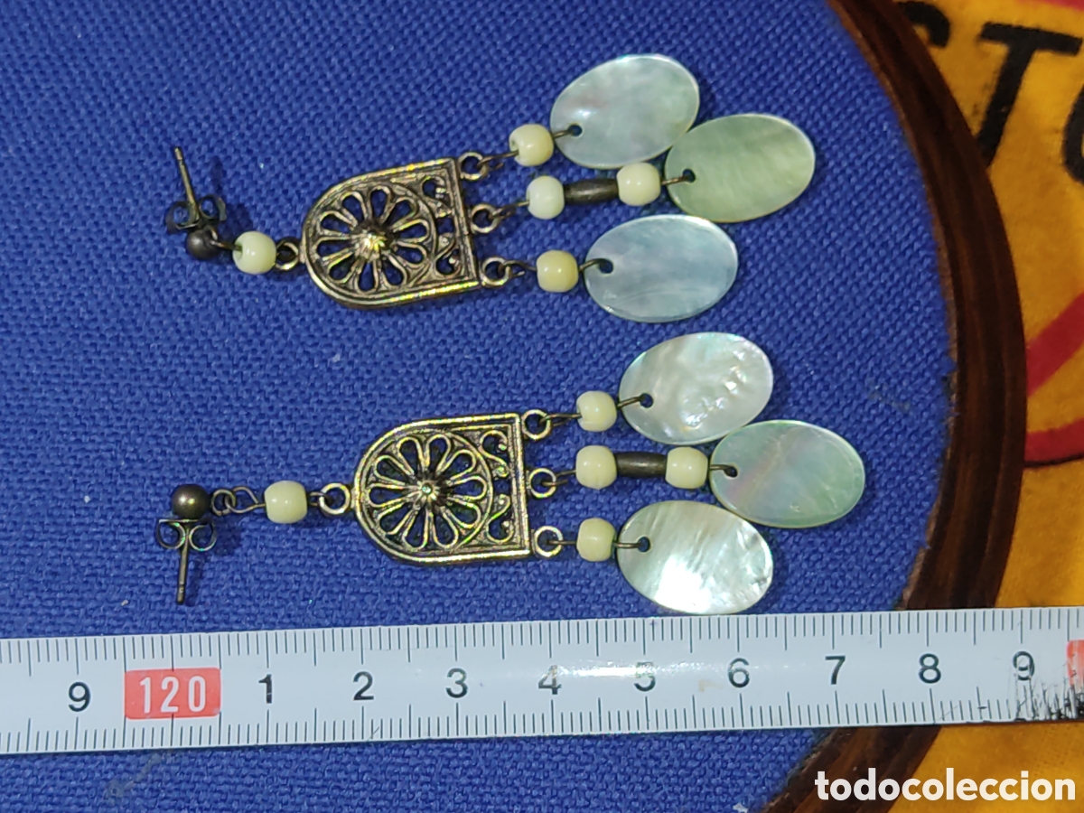 Joyeria: Antiguos pendientes de lat&oacute;n y n&aacute;car. - Foto 3