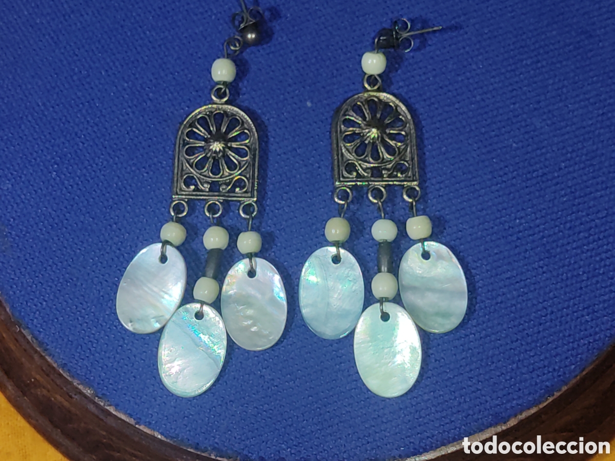 Joyeria: Antiguos pendientes de lat&oacute;n y n&aacute;car.