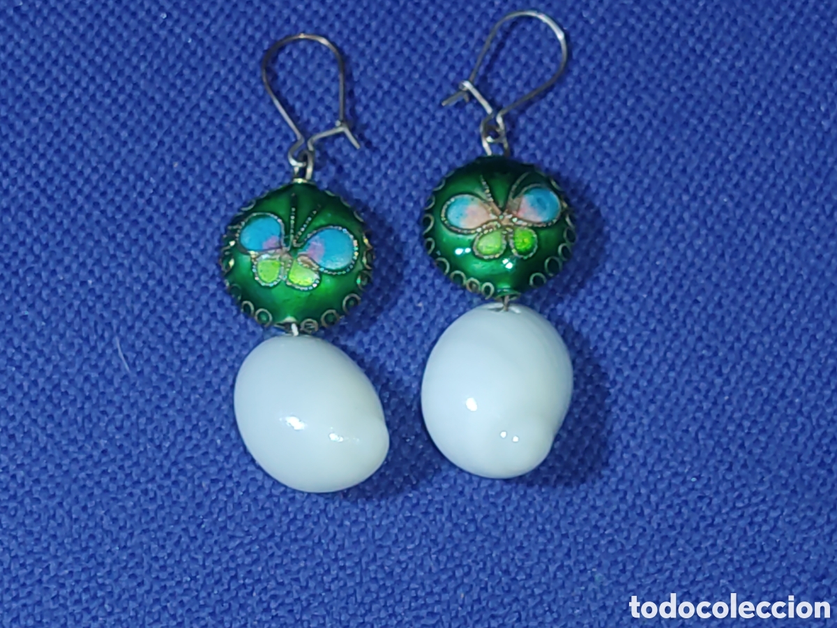 Joyeria: Antiguos pendientes de lat&oacute;n esmaltado o Cloisonne y caracolas de mar pulidas.