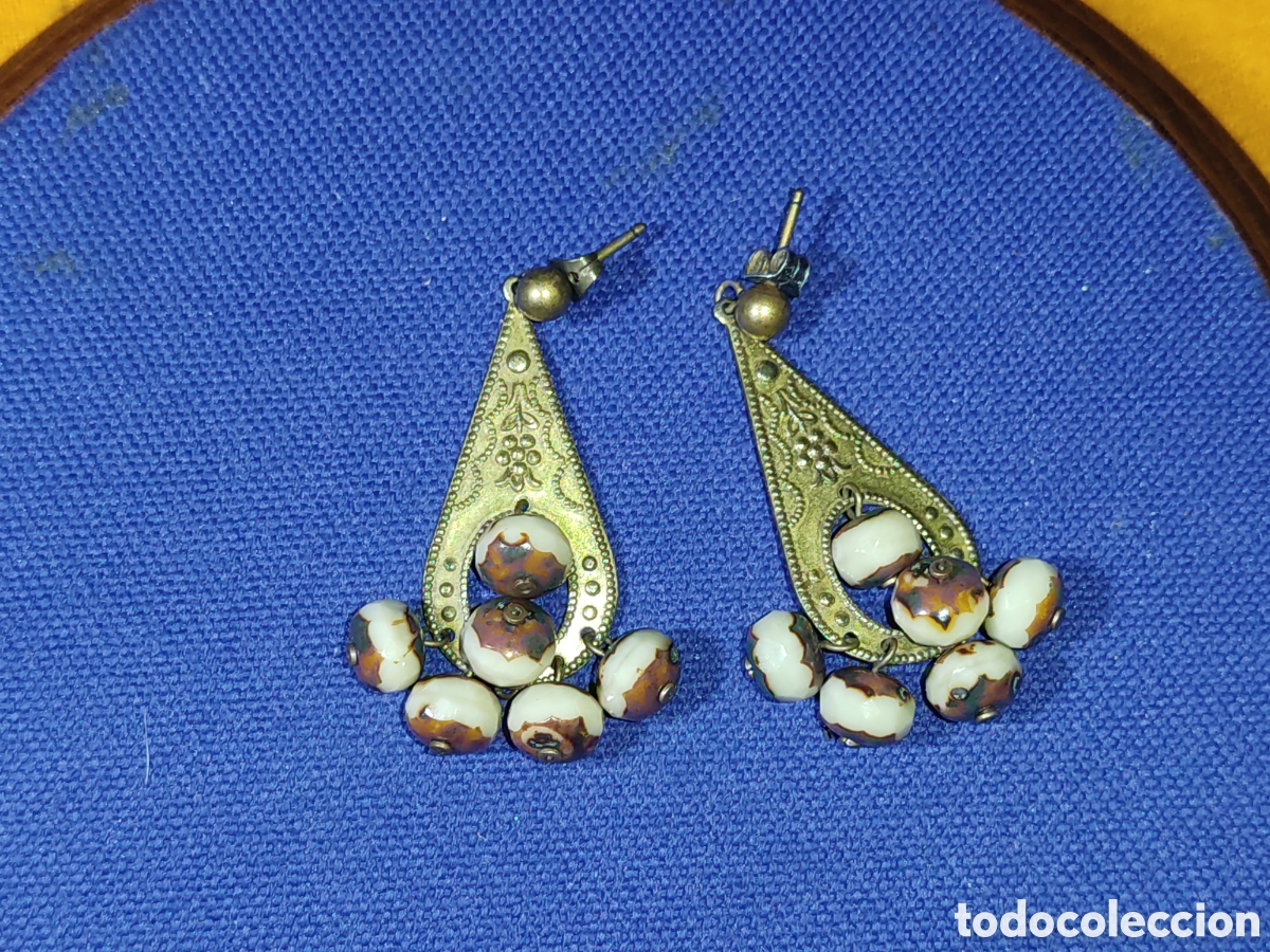 Joyeria: Antiguos pendientes modernistas de cristal y lat&oacute;n repujado.