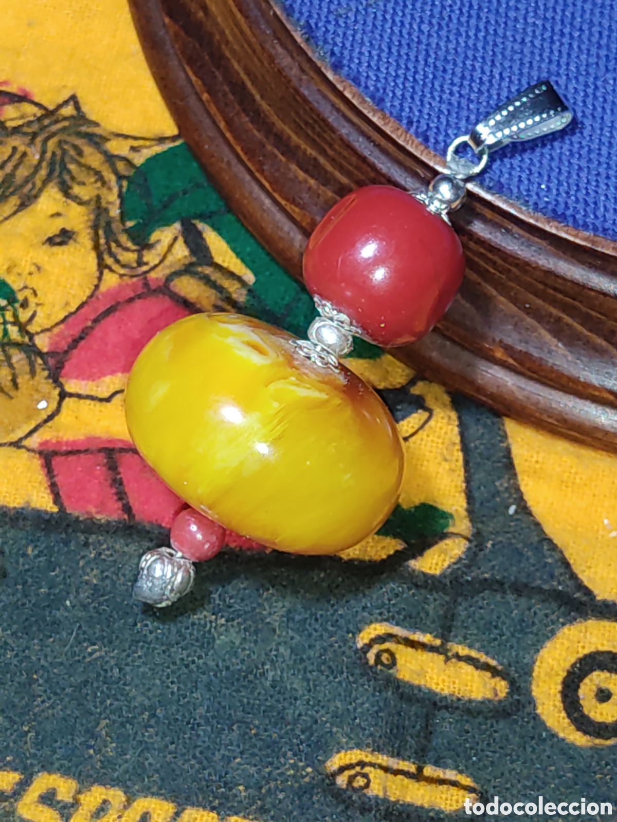 Joyeria: Hermoso y gran colgante de baquelita imitando a &aacute;mbar y coral.
