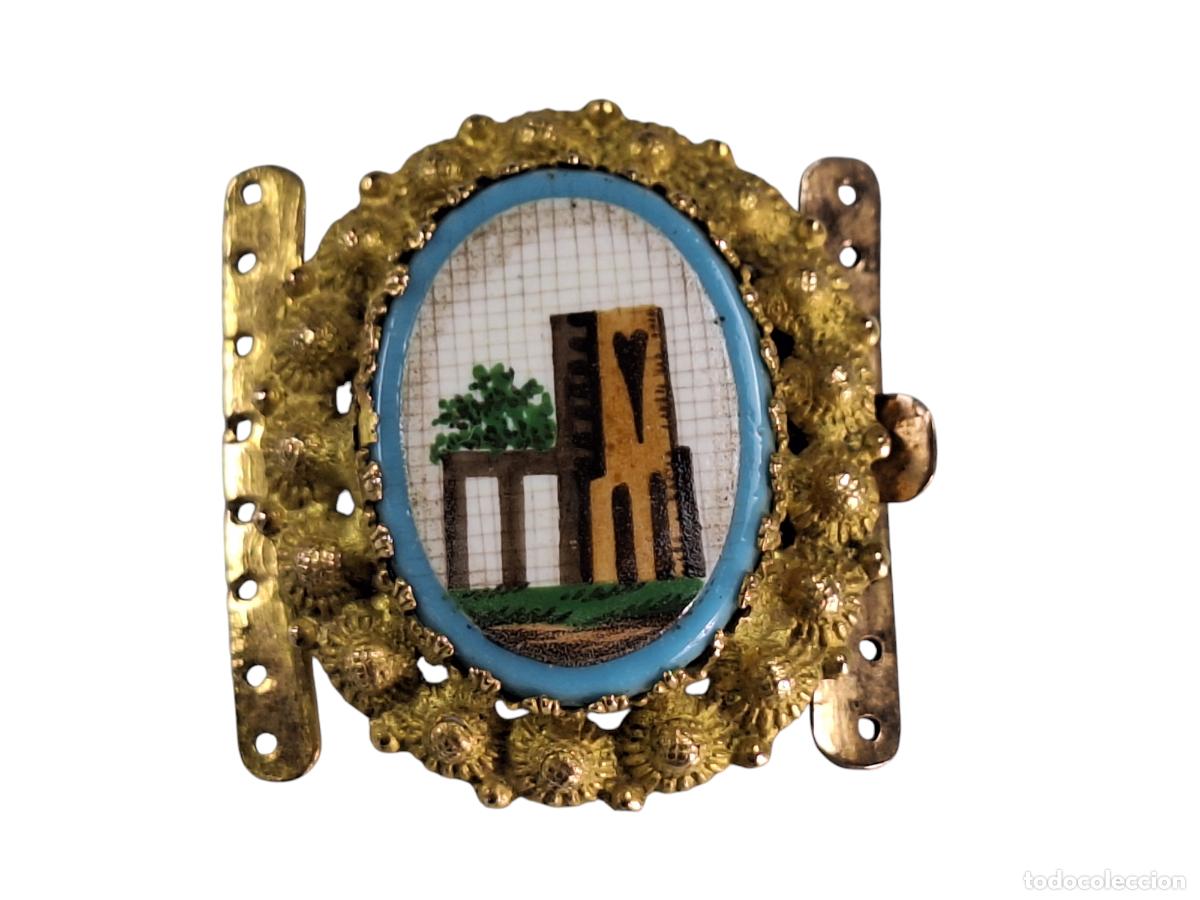 Joyeria: Broche cierre. Porcelana. Montura lat&oacute;n. Italia. Siglo XIX. 3,4 x 3,2 cm