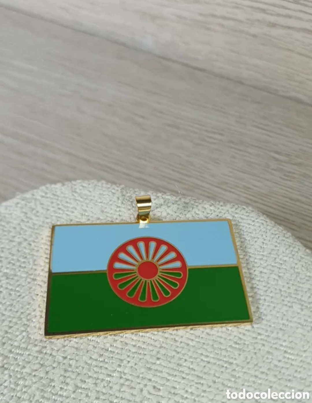 Joyeria: Medalla Bandera Gitana Chapado Oro 18 k - Foto 4