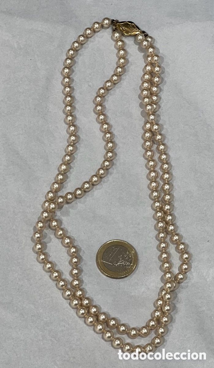 Joyeria: Collar de perlas de dos vueltas. Broche metal dorado. A&ntilde;os 70.