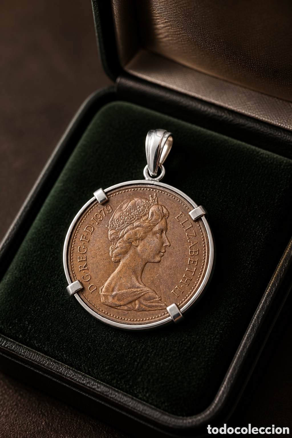 Joyeria: Colgante vintage, presenta una moneda brit&aacute;nica de 1979 engarzada en plata