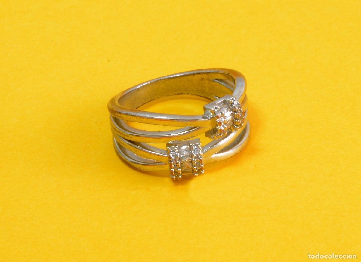 Joyeria: Anillo de bandas cruzadas, tono plateado con acentos de circonita c&uacute;bica