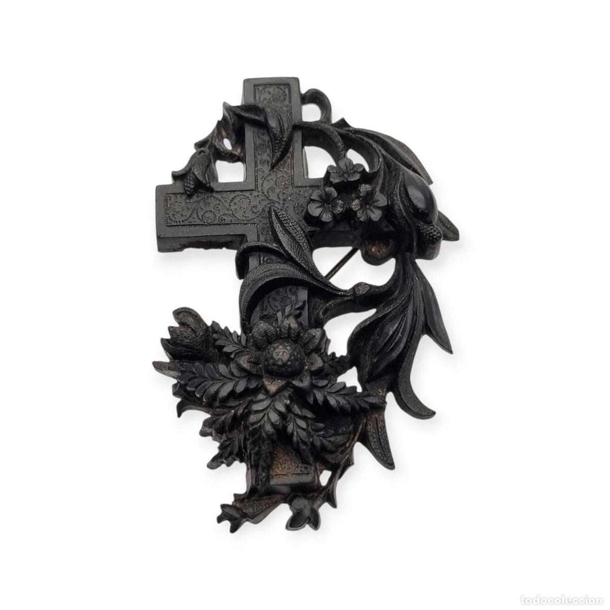 Schmuck: Broche de luto victoriano en vulcanita, cruz con hiedra y flores, Inglaterra, circa 1880-1900