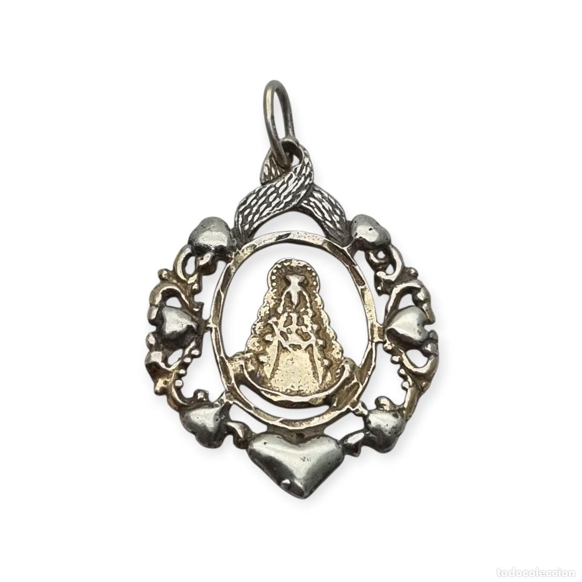 Schmuck: Colgante religioso de la Virgen del Roc&iacute;o en plata de ley, dise&ntilde;o calado con corazones