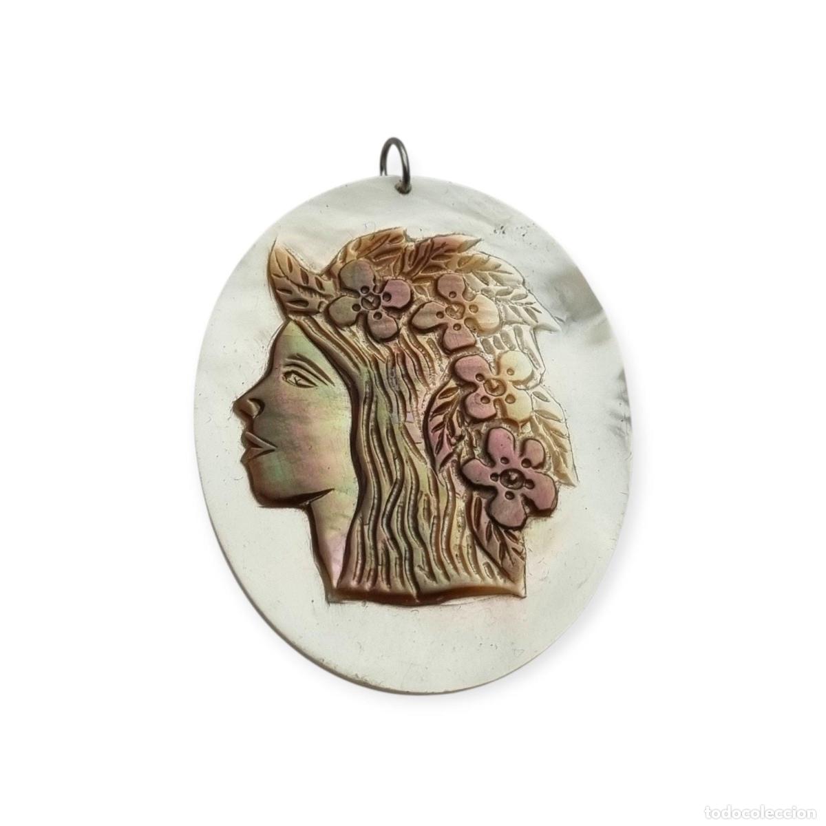 Gioielleria: Colgante de n&aacute;car tallado contempor&aacute;neo siglo XX, perfil femenino en relieve