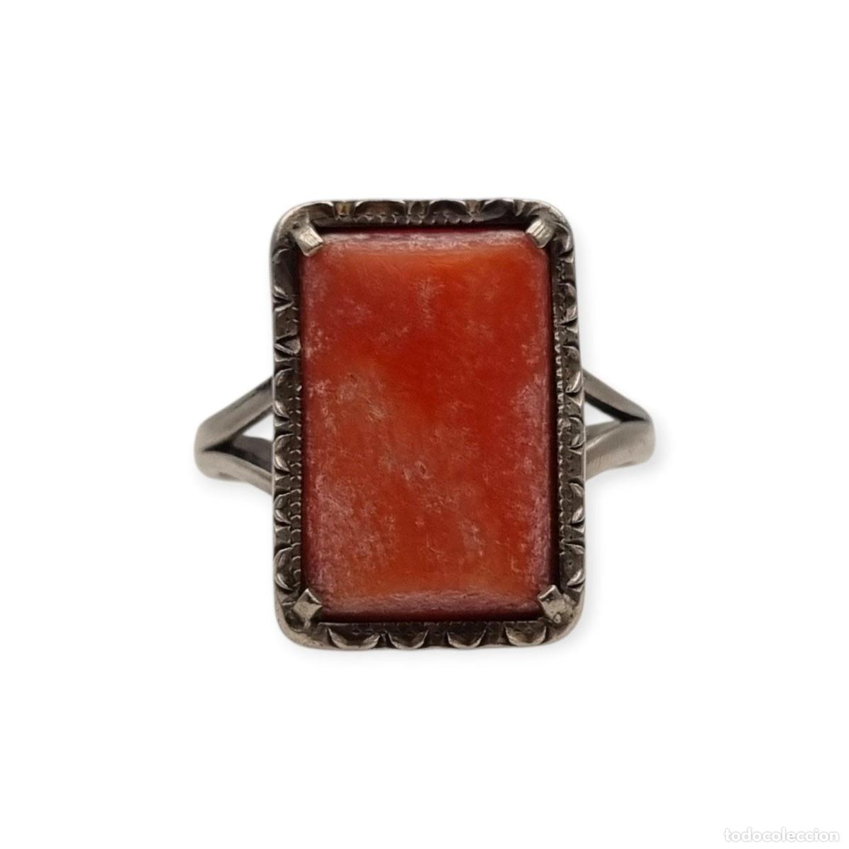 Schmuck: Anillo Art D&eacute;co de plata 800 Italia y coral natural, circa 1950-1960, dise&ntilde;o geom&eacute;trico