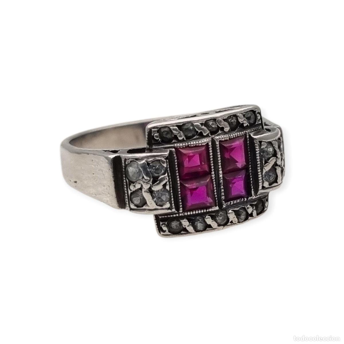 Schmuck: Anillo Art D&eacute;co franc&eacute;s de plata con rub&iacute; y pedrer&iacute;a blanca, circa 1930.