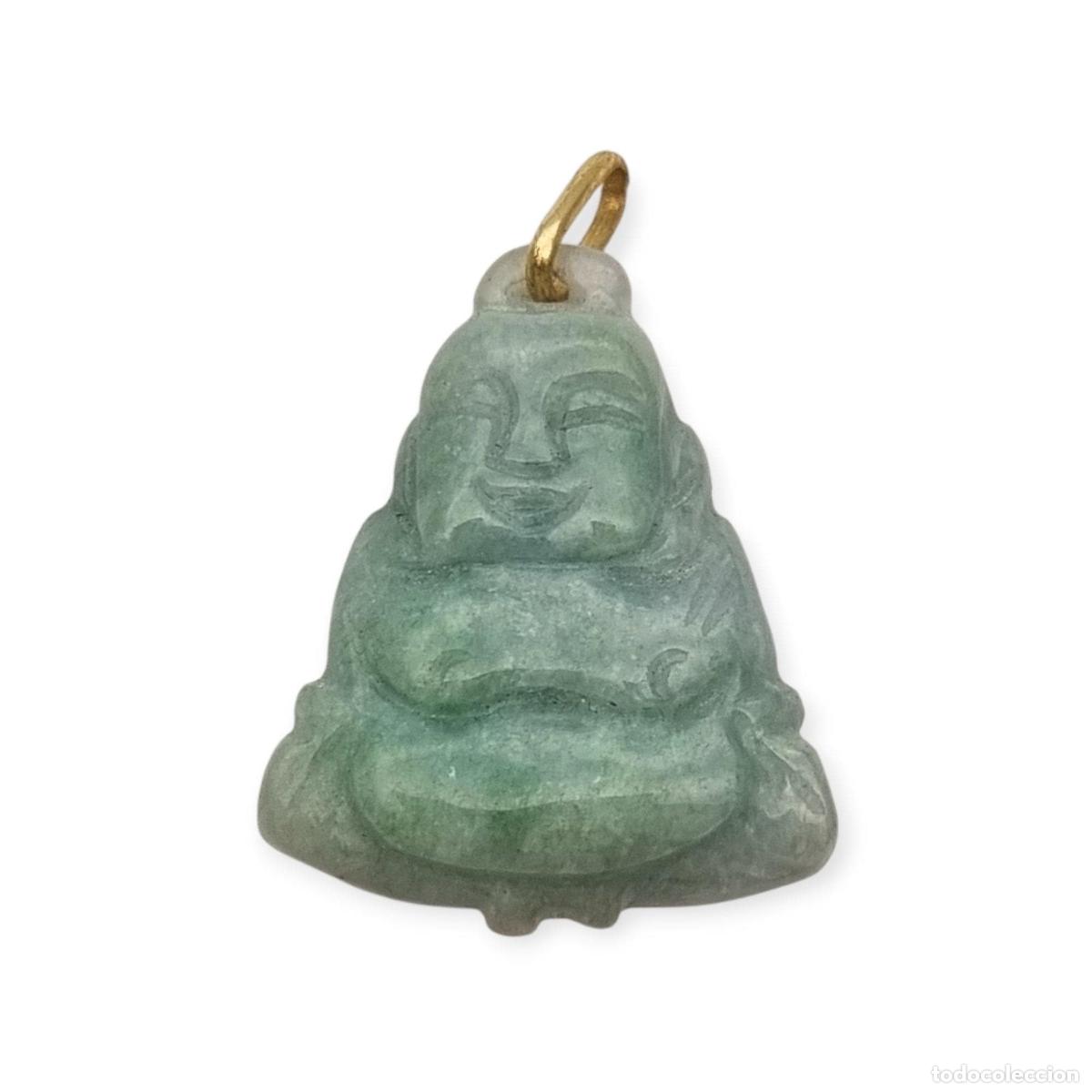 Schmuck: Colgante Buda circa 1970 en jade verde, amuleto de figura tallada con anilla en tono dorado
