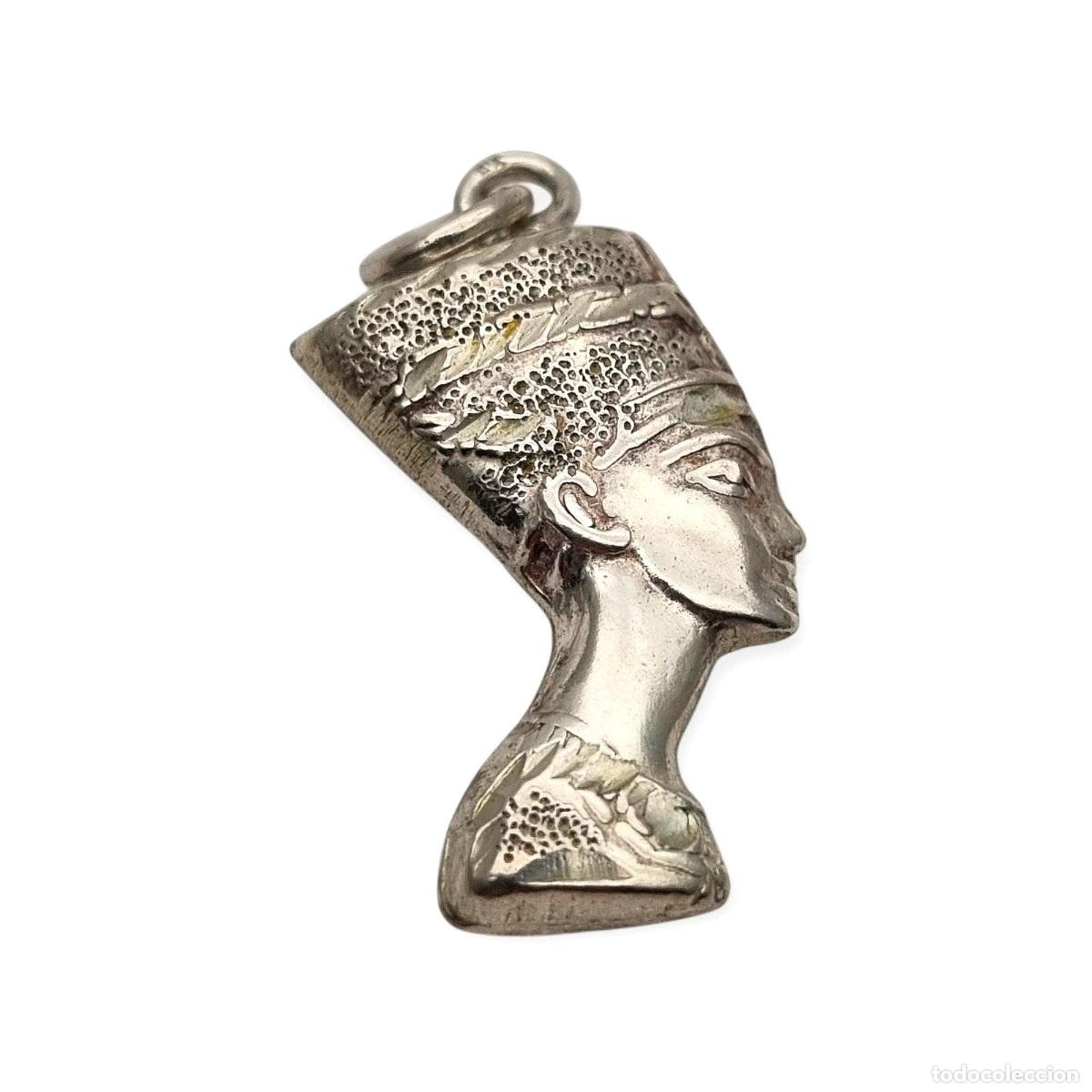 Schmuck: Colgante vintage de Nefertiti en plata, inspiraci&oacute;n egipcia, siglo XX