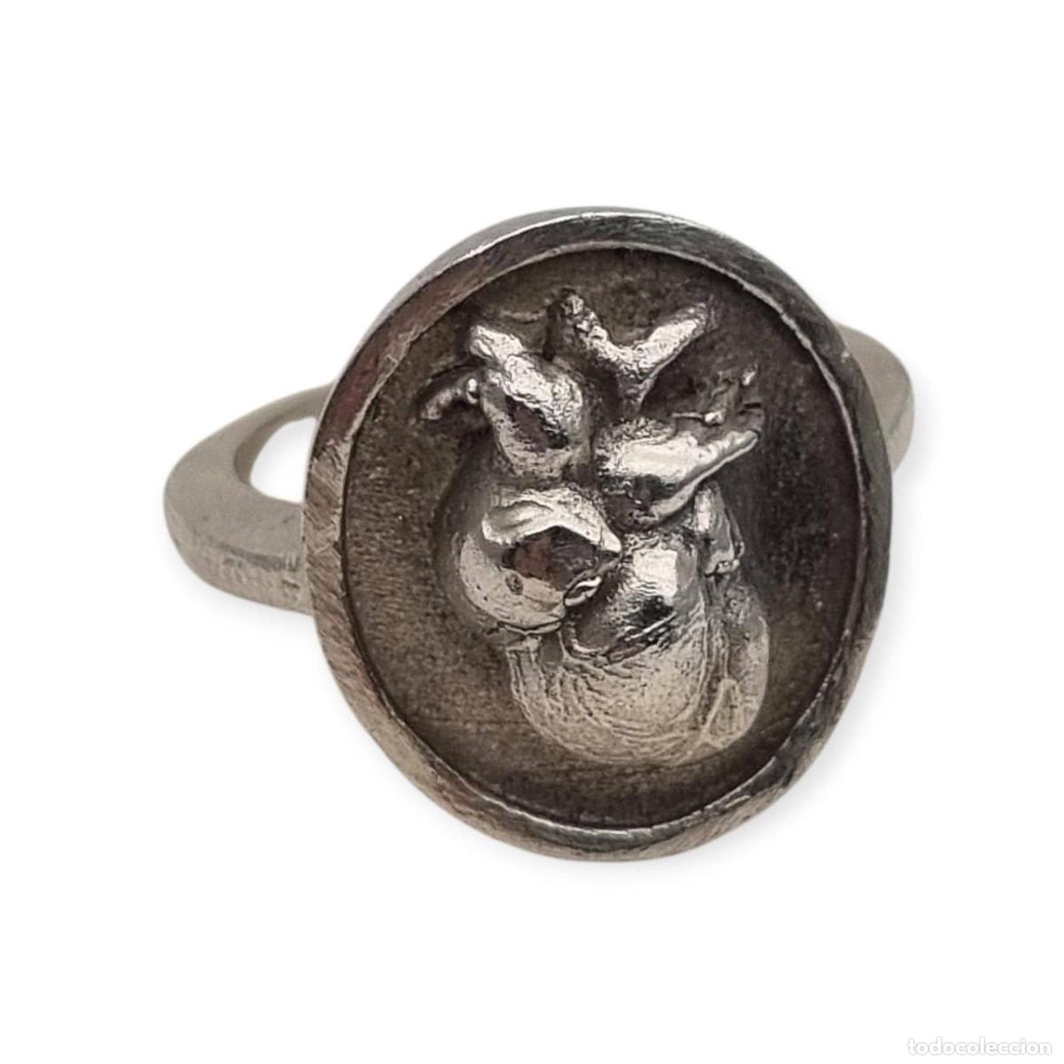 Schmuck: Anillo artesanal brutalista de plata, coraz&oacute;n anat&oacute;mico en relieve, circa 1970-80