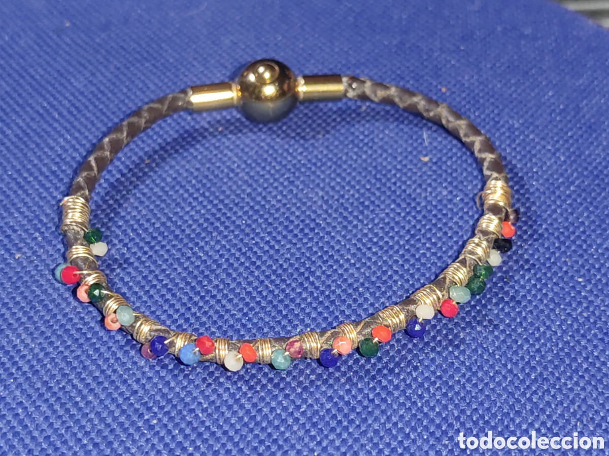 Joyeria: Pulsera de cuero con peque&ntilde;as bolitas de cristal variado y cierre de seguridad.