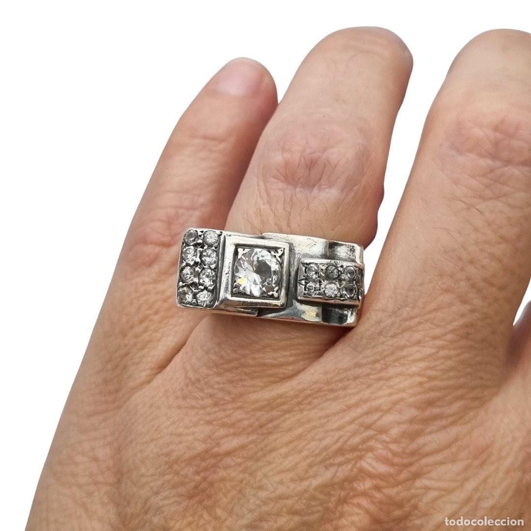 Jewelry: Anillo Art D&eacute;co de plata y pedrer&iacute;a blanca, dise&ntilde;o geom&eacute;trico asim&eacute;trico, Francia circa 1940