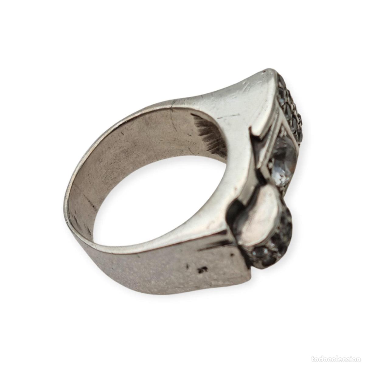 Joyeria: Anillo Art D&eacute;co de plata y pedrer&iacute;a blanca, dise&ntilde;o geom&eacute;trico asim&eacute;trico, Francia circa 1940