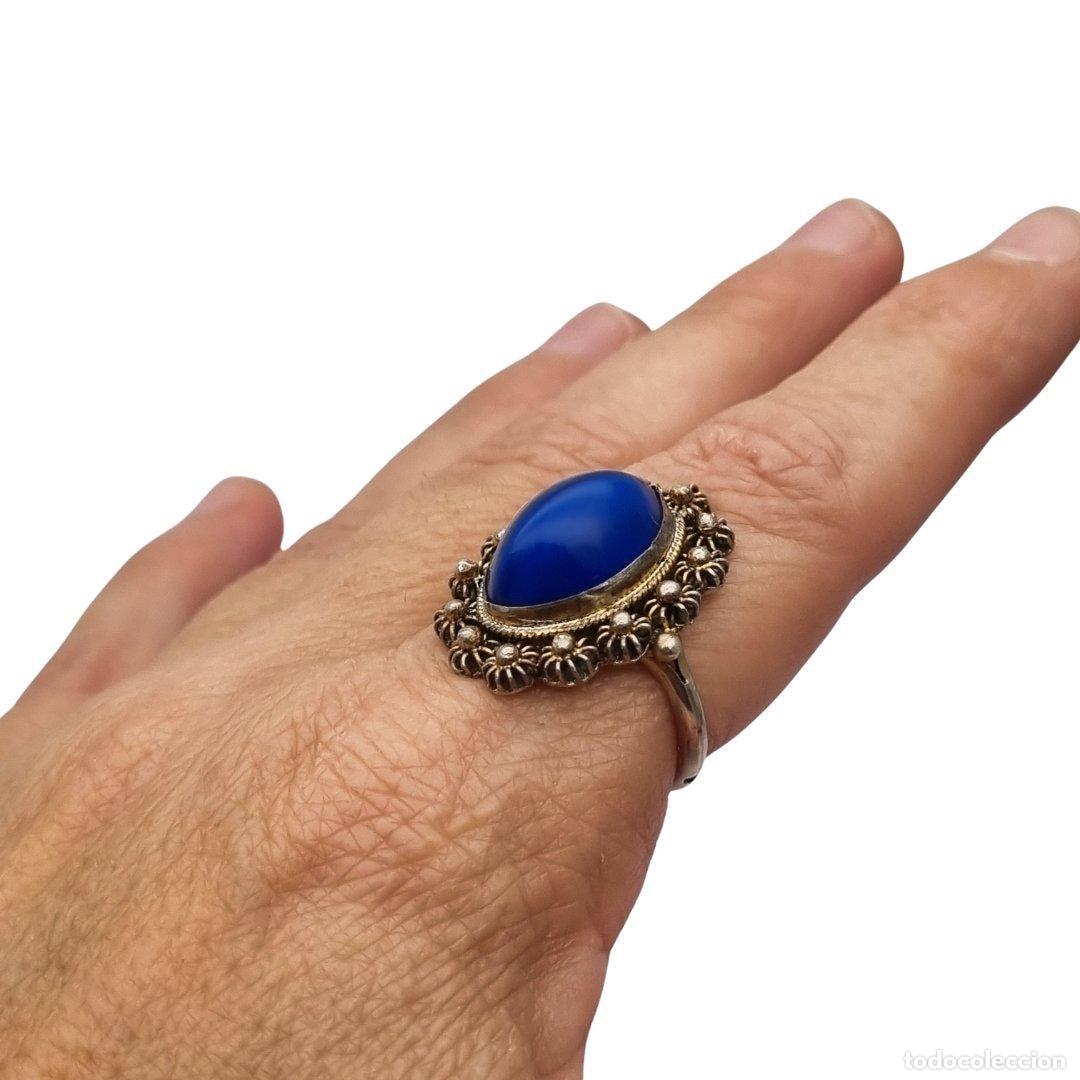 Joyeria: Anillo Mid Century de plata con cabuj&oacute;n azul y marco floral muy ornamentado, 1960