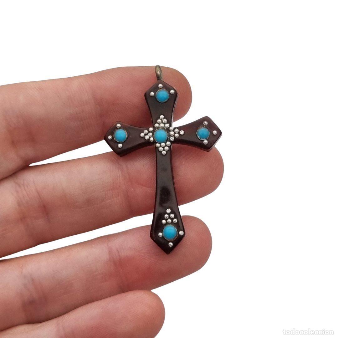 Joyeria: Cruz colgante de galalita con aplicaciones turquesa y detalles met&aacute;licos, Espa&ntilde;a circa 1930