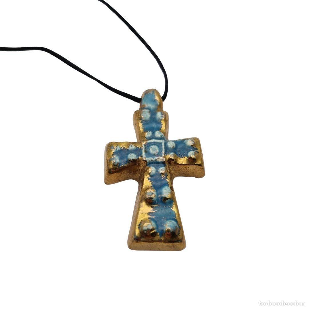 Jewelry: Cruz colgante cer&aacute;mica esmaltada francesa azul dorado artesanal circa 1960