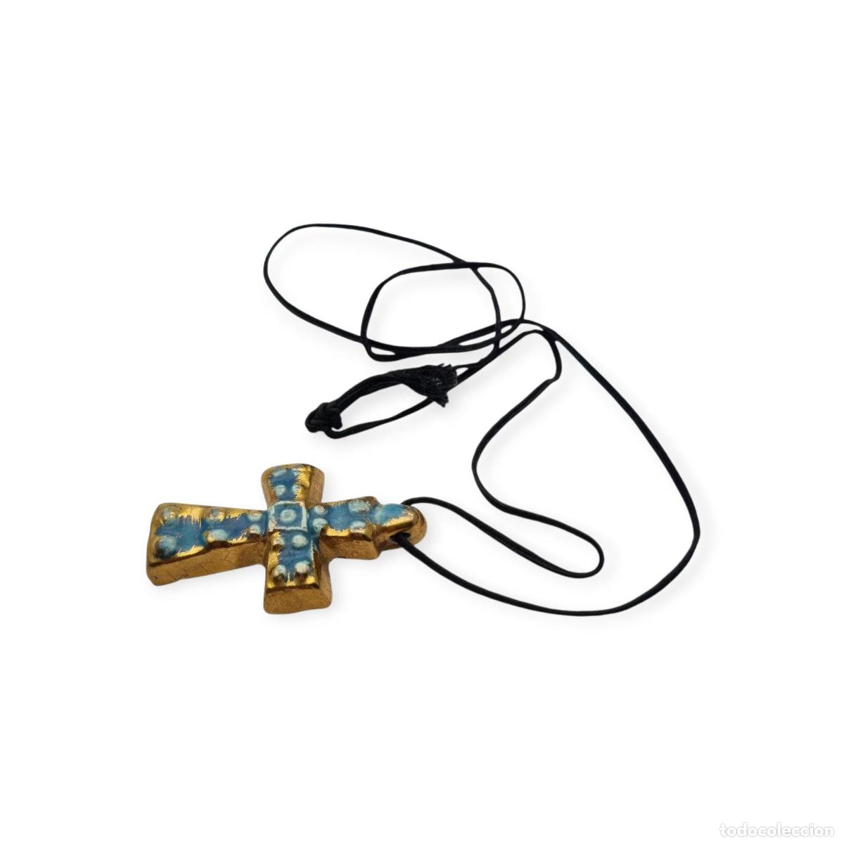 Joyeria: Cruz colgante cer&aacute;mica esmaltada francesa azul dorado artesanal circa 1960