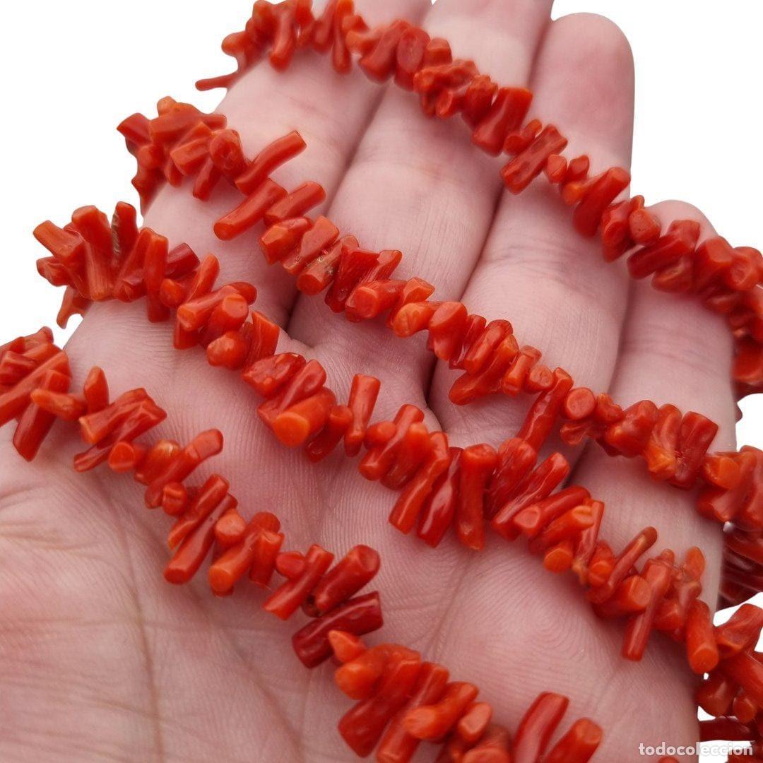 Joaillerie: Collar Boho de coral rojo natural con ramas irregulares y cierre met&aacute;lico, circa 1970-80