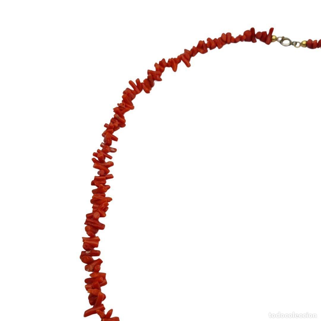 Joyeria: Collar Boho de coral rojo natural con ramas irregulares y cierre met&aacute;lico, circa 1970-80