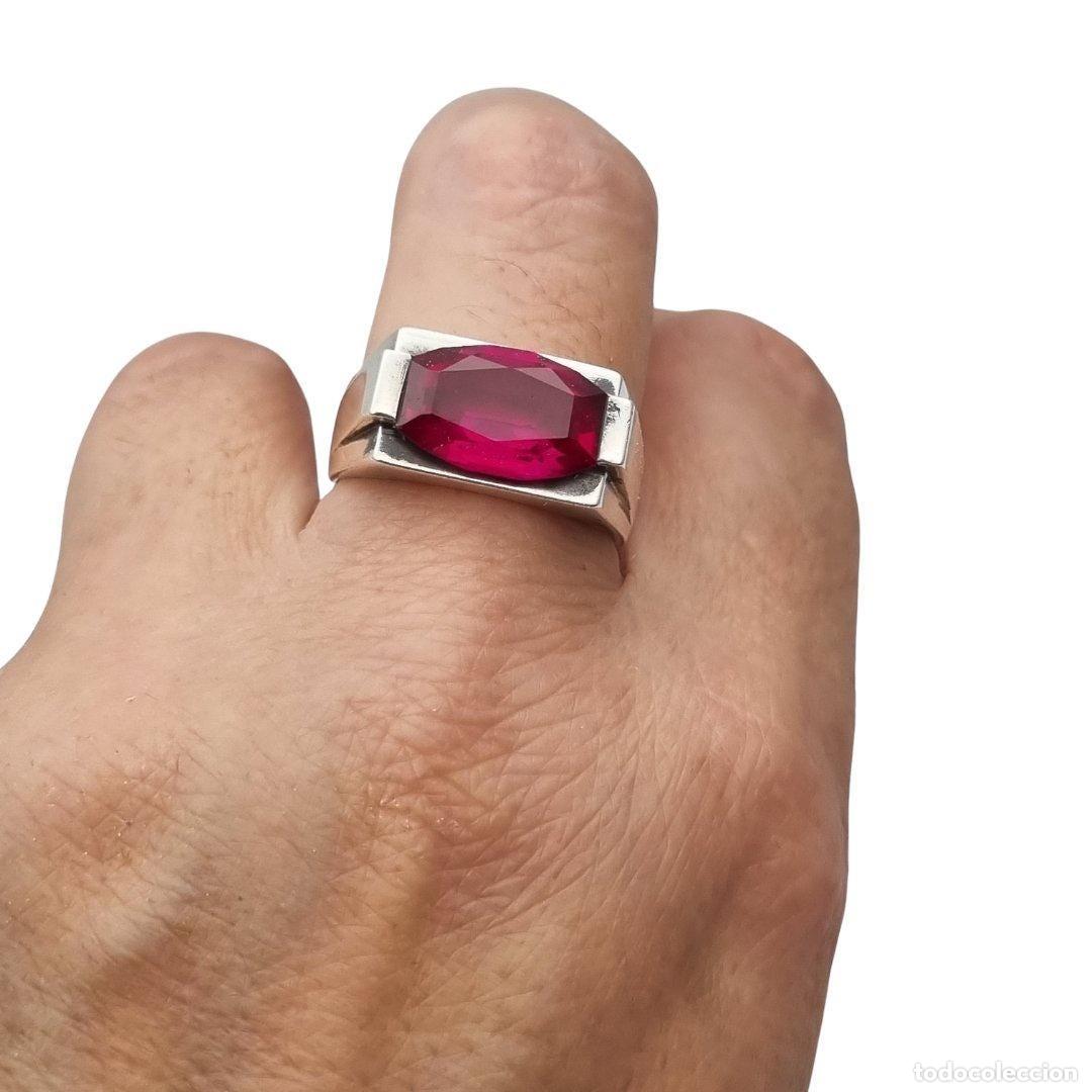 Joyeria: Anillo Art D&eacute;co de plata con espinela roja talla esmeralda, circa 1940