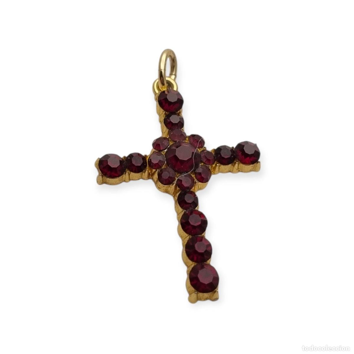 Joyeria: Cruz vintage con pedrer&iacute;a granate y metal dorado estilo religioso circa 1950