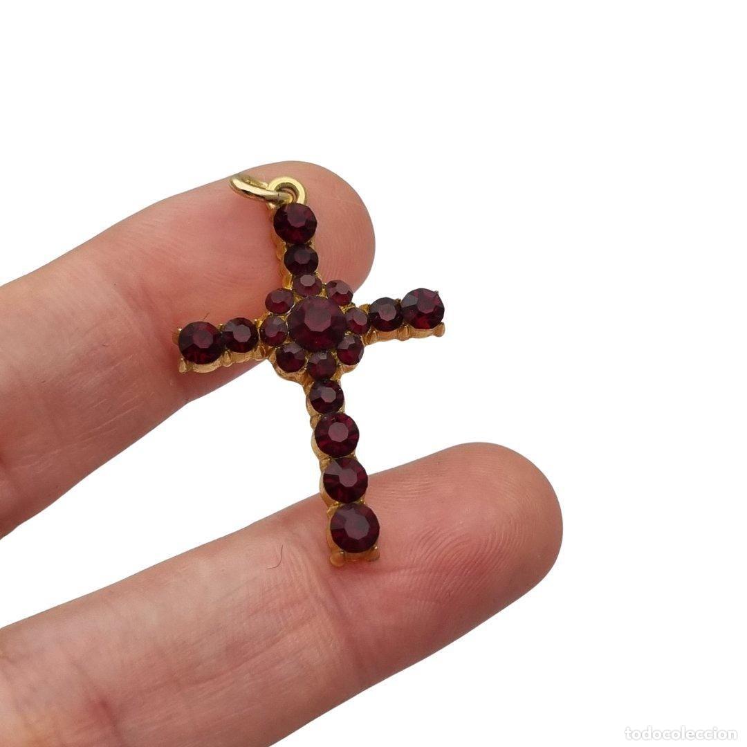 Joyeria: Cruz vintage con pedrer&iacute;a granate y metal dorado estilo religioso circa 1950