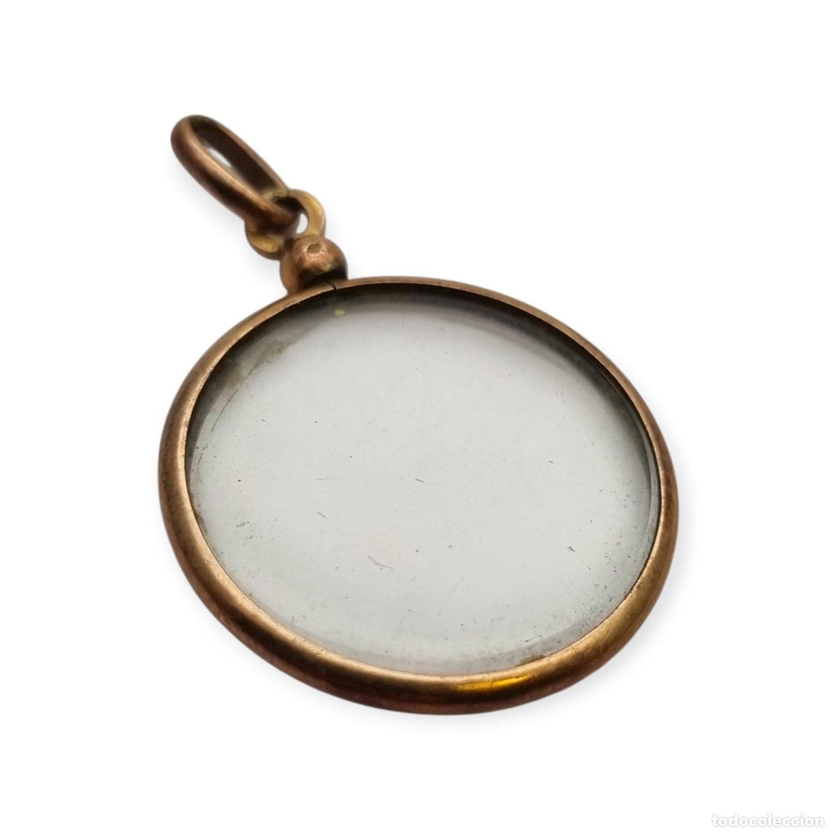 Joyeria: Guardapelo colgante circular de metal dorado con cristal, portafotos antiguo, c. 1900