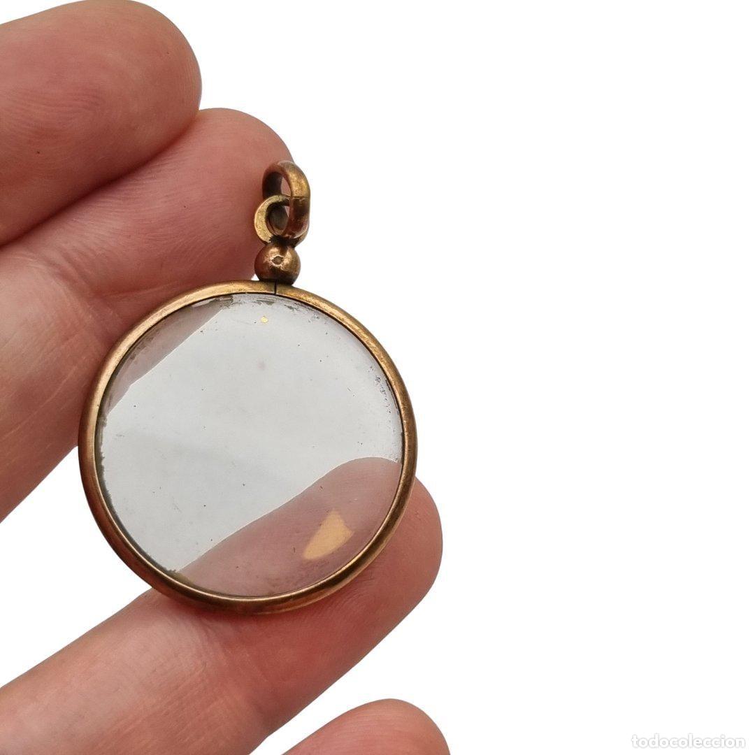 Joyeria: Guardapelo colgante circular de metal dorado con cristal, portafotos antiguo, c. 1900