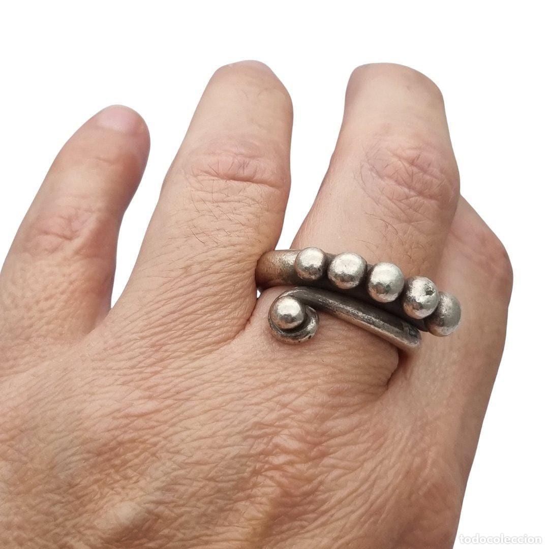 Joyeria: Anillo &eacute;tnico africano de plata artesanal, dise&ntilde;o espiral con esferas, a&ntilde;os 60-70
