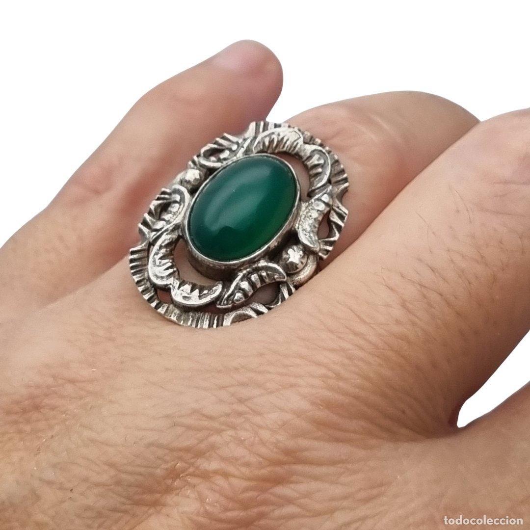 Joyeria: Anillo vintage europeo de plata calada con cabuj&oacute;n oval de calcedonia verde, circa 1960