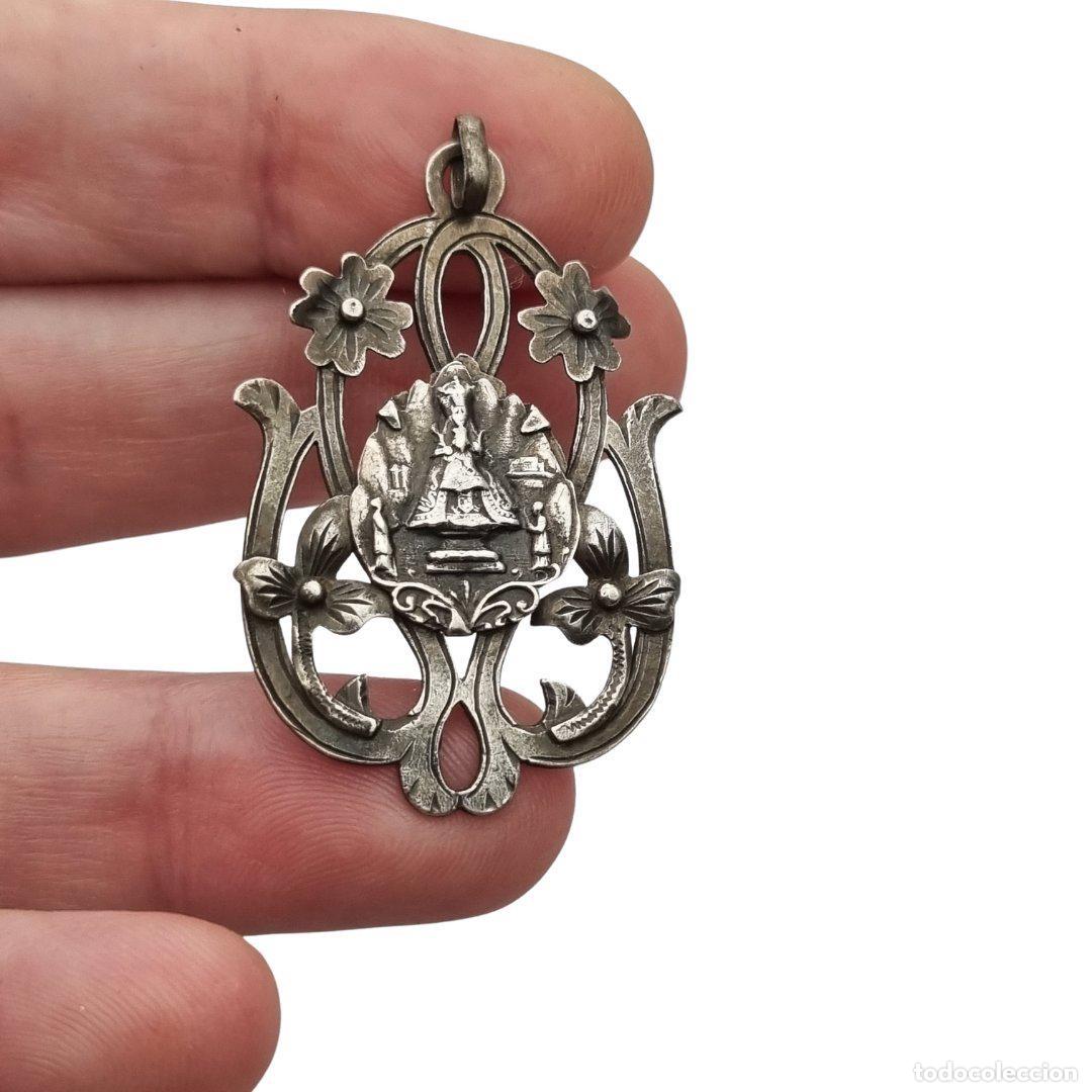 Joyeria: Colgante modernista de plata Nuestra Se&ntilde;ora de Montserrat, La Moreneta, joyer&iacute;a religiosa, 1920