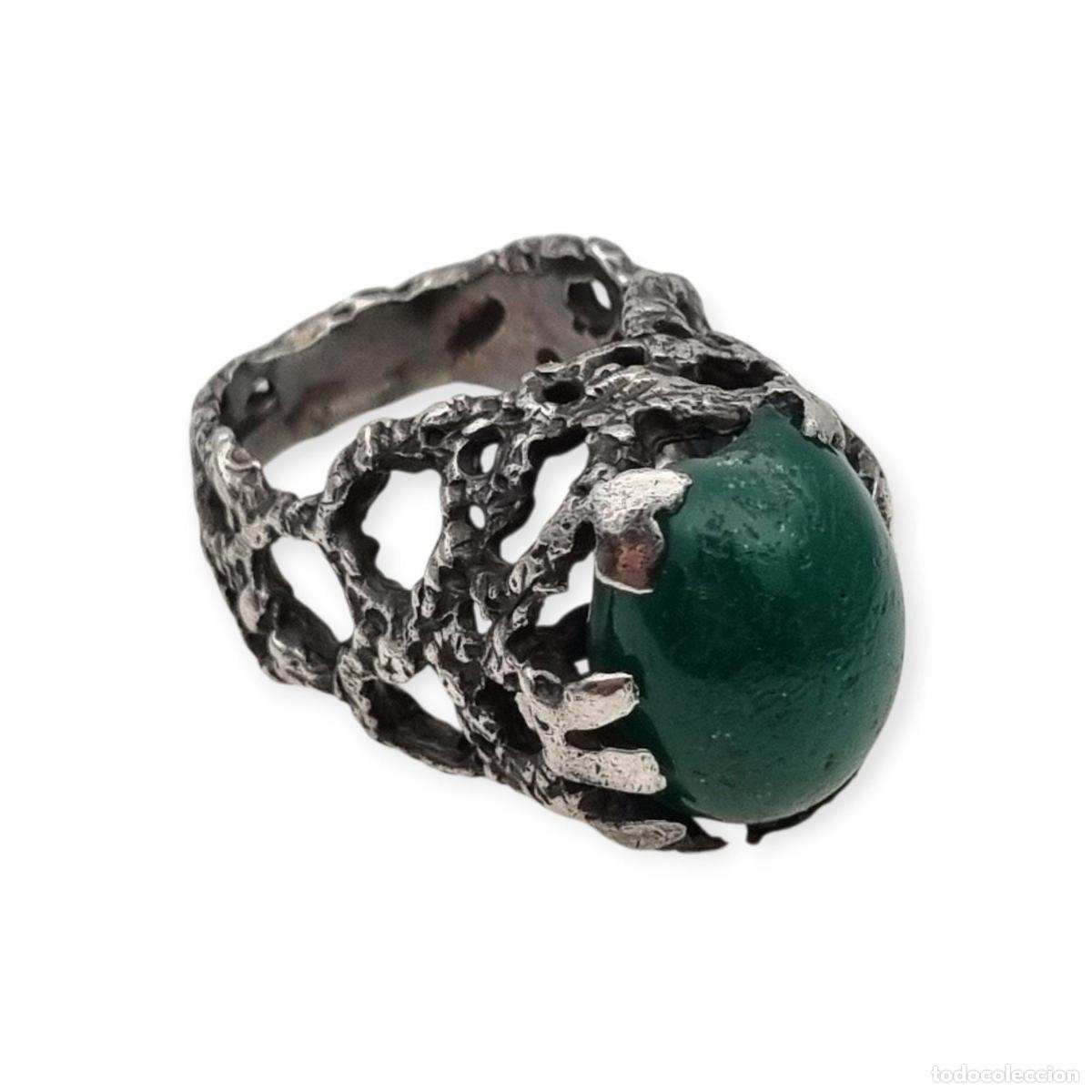 Joaillerie: Anillo brutalista de plata texturizada con cabuj&oacute;n verde dise&ntilde;o org&aacute;nico circa 1970