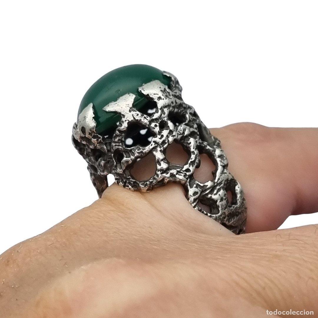 Joyeria: Anillo brutalista de plata texturizada con cabuj&oacute;n verde dise&ntilde;o org&aacute;nico circa 1970