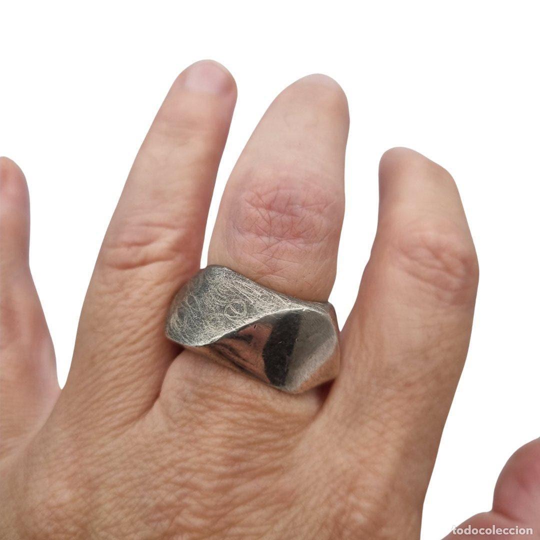Joyeria: Anillo brutalista de plata maciza, acabado erosionado y satinado, circa 1980-1990