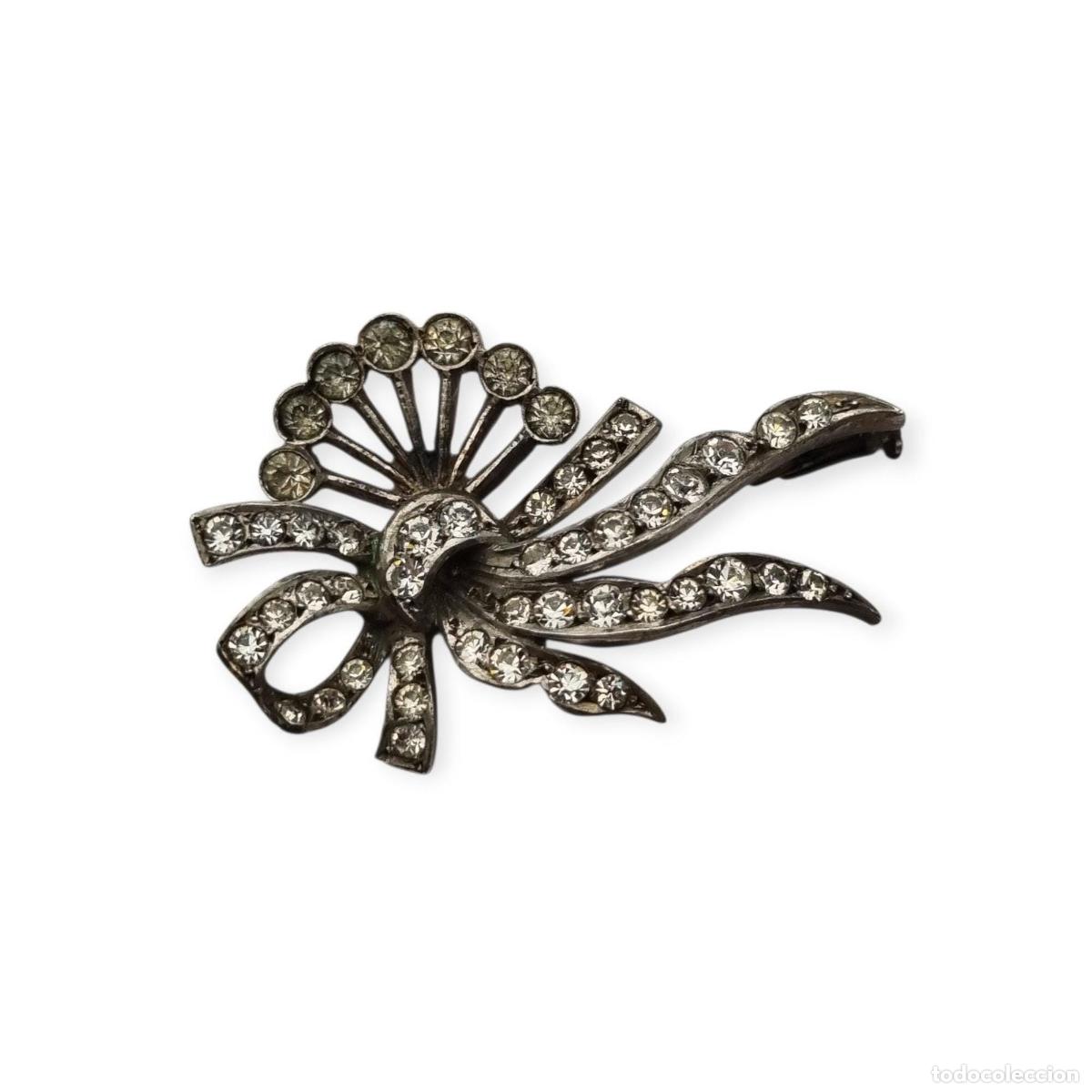 Joyeria: Broche Art deco antiguo de plata con ramo floral y lazo de pedrer&iacute;a blanca circa 1930